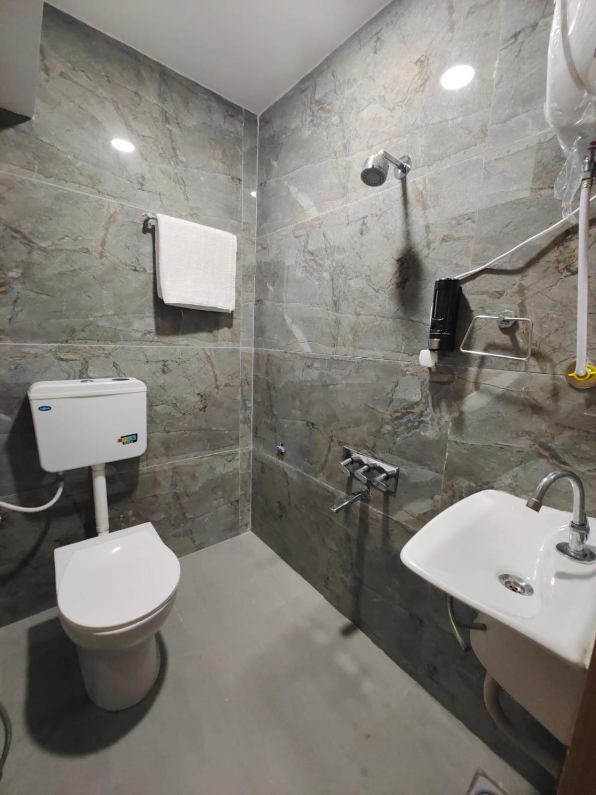 Hotel Prasang Szúrat Kültér fotó