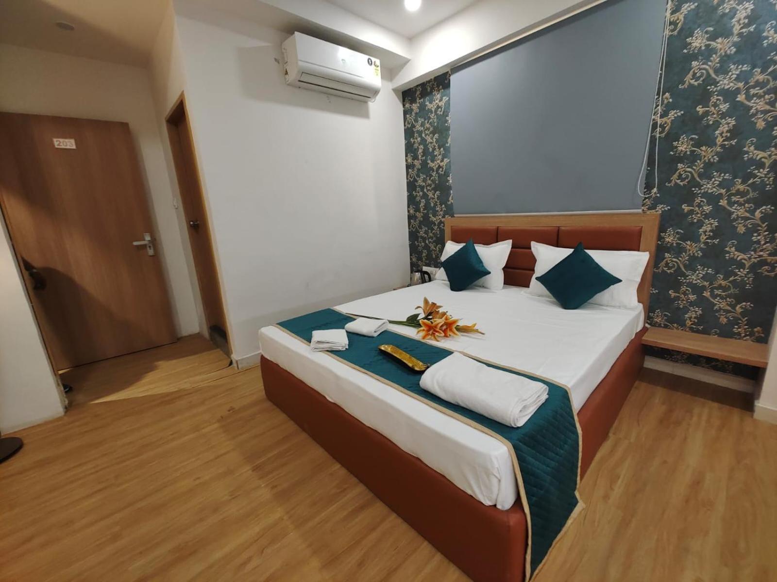 Hotel Prasang Szúrat Kültér fotó