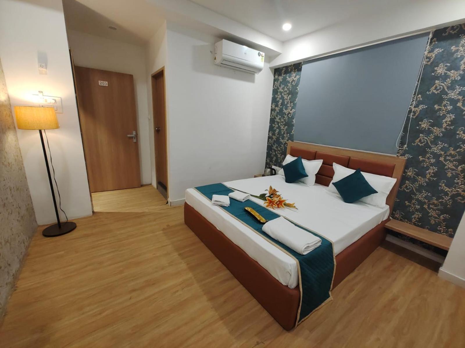 Hotel Prasang Szúrat Kültér fotó