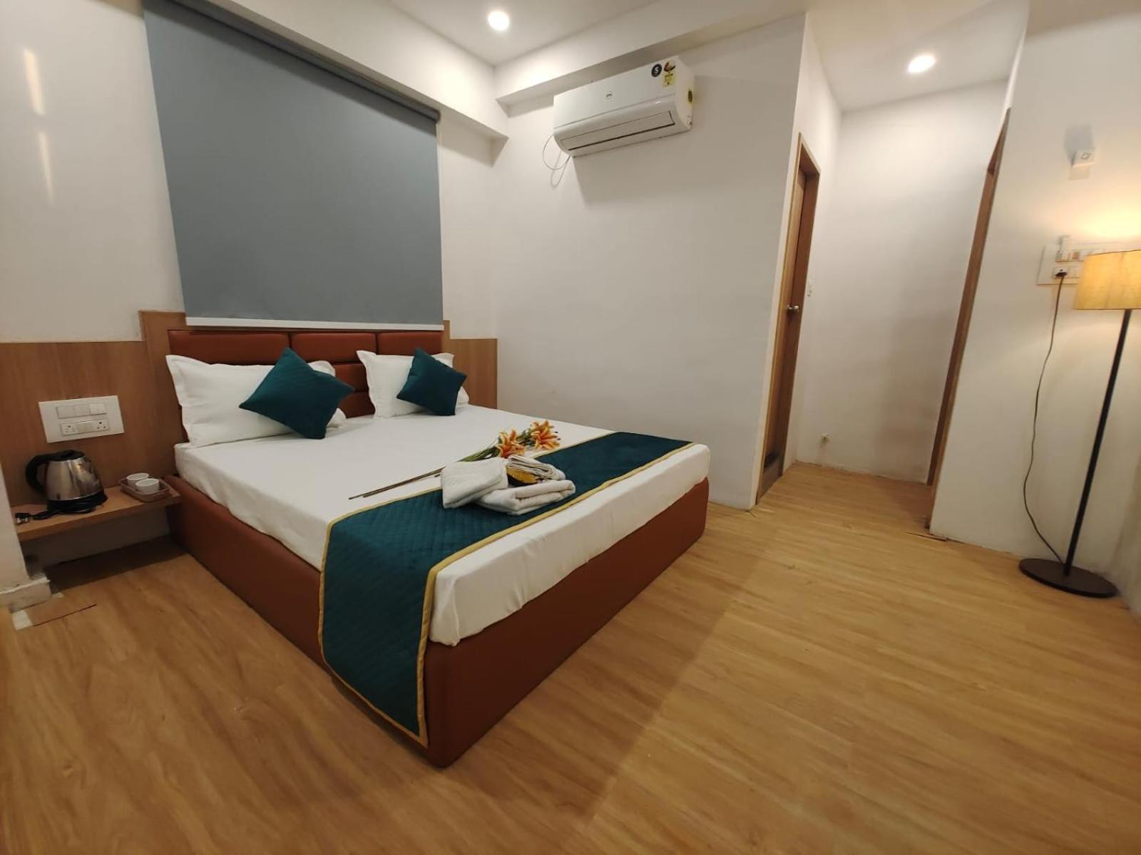Hotel Prasang Szúrat Kültér fotó